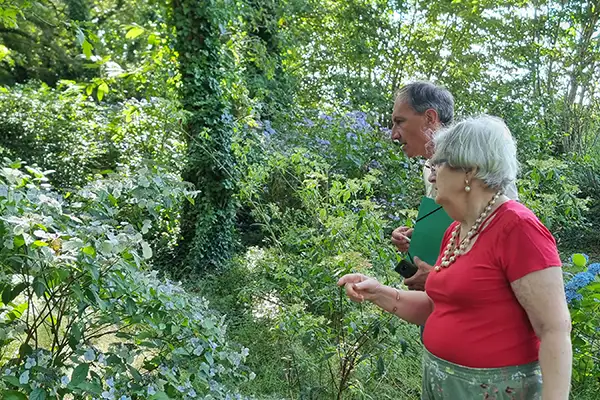 Jean-Paul Davasse (Sapho) en visite dans le jardin de Marie-France Doll : échanges autour de ses derniers semis